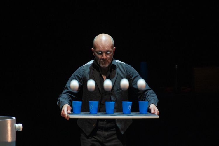 Arts et Scènes Côte-d'Or 2024-25 : photo du jongleur avec 5 balles du spectacle Revue de Cuisine