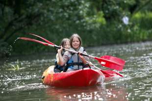 Deux enfants dans un kayak