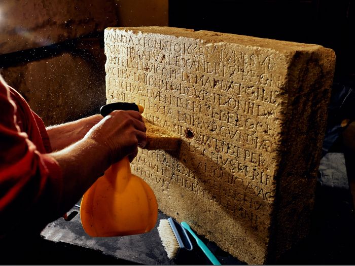 Restauration d'une inscription sur pierre