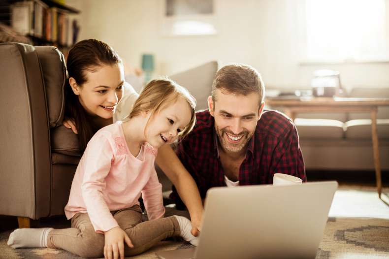Famille devant un ordinateur