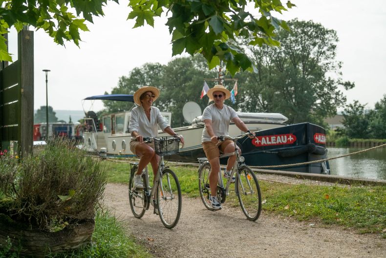 Vélo le long du Canal de Bourgogne